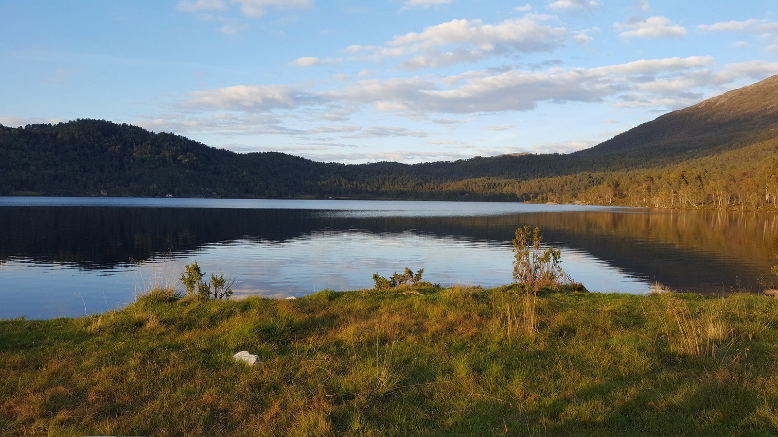 Evening sun over calm waters at Folgefonn Farm Camping – a perfect end to the day in Hardanger.