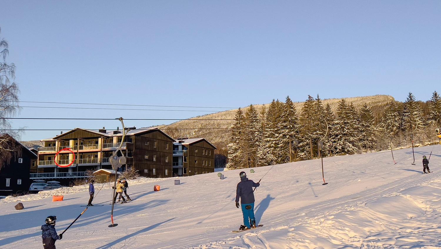 Menschen, die auf einem schneebedeckten Hügel Snowboarden.