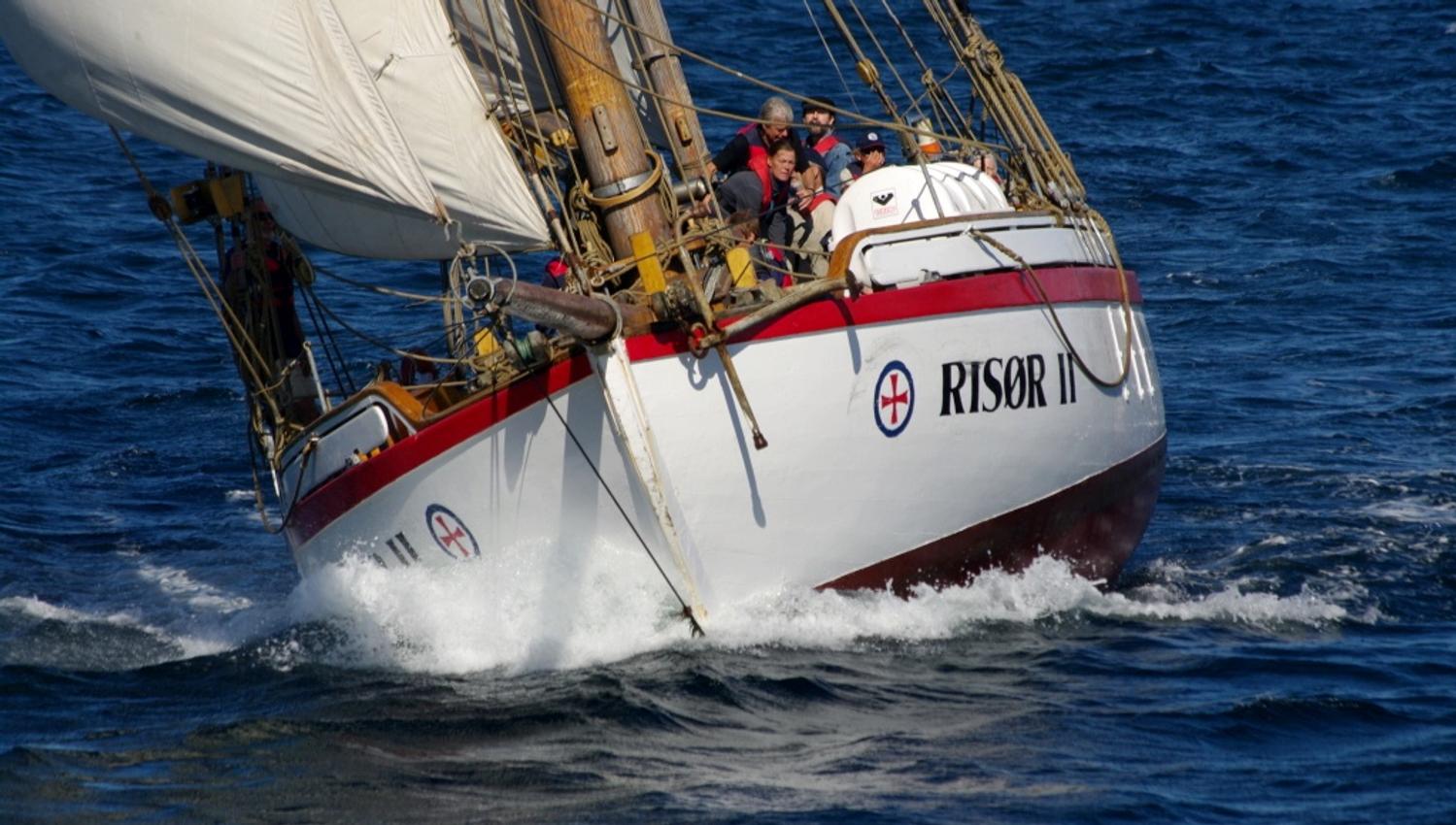 Risør II, gammel Colin Archer redningsskøyte fra Risør, tilgjengelig for utleie med mannskap hele året.