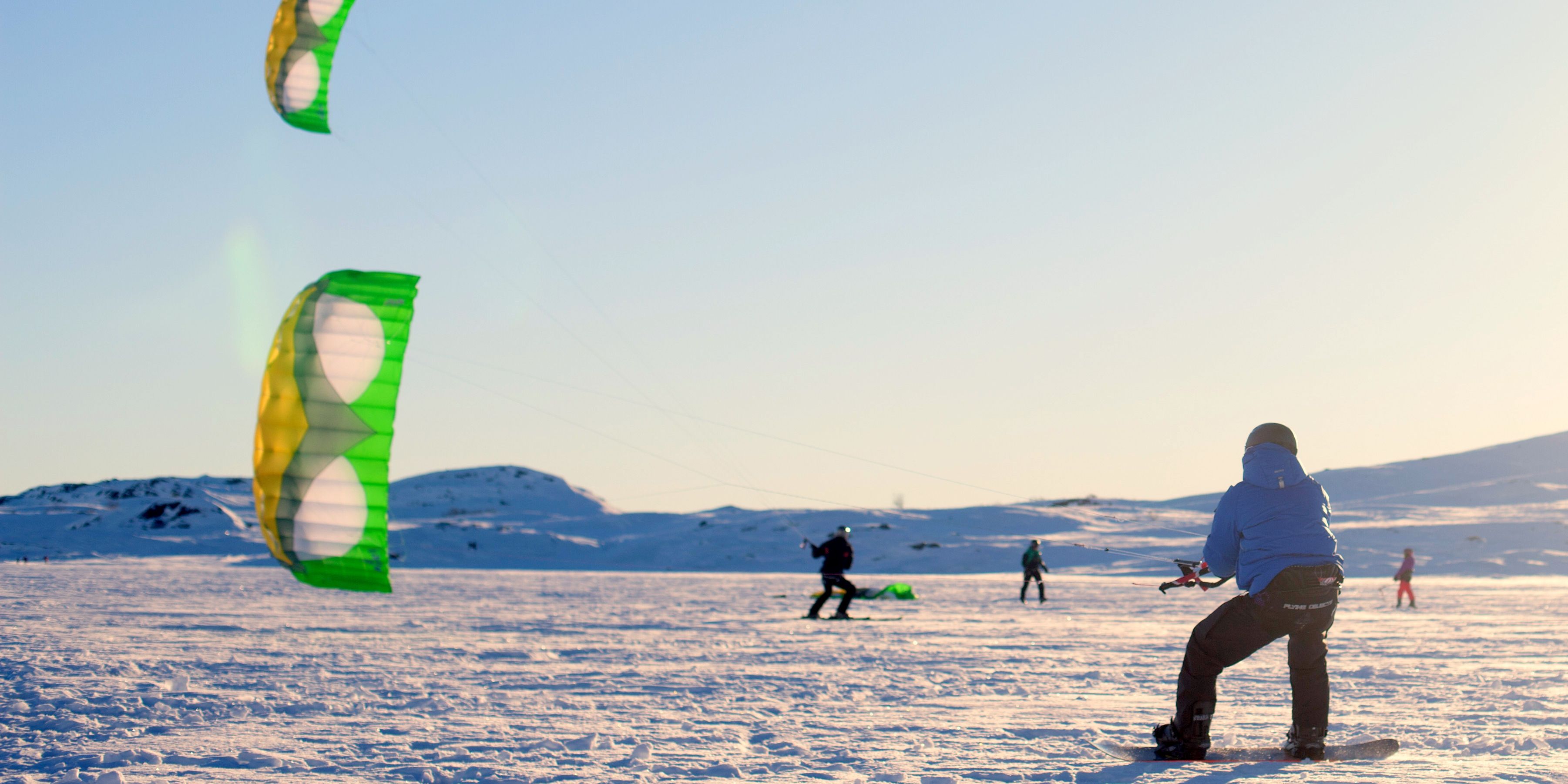 Kiting i isblått landskap