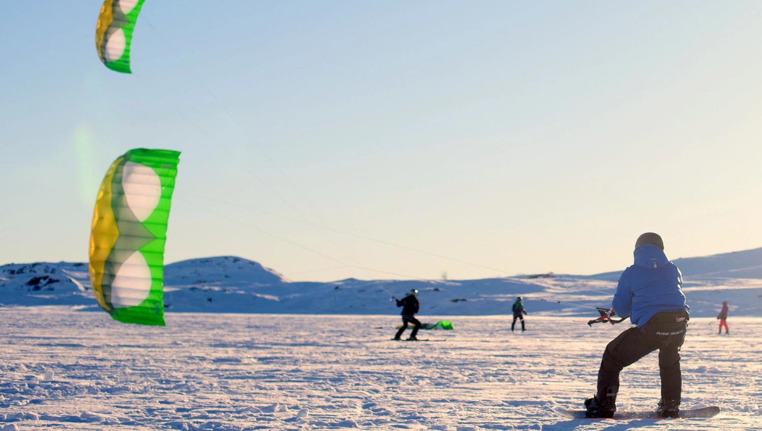Kiting i isblått landskap