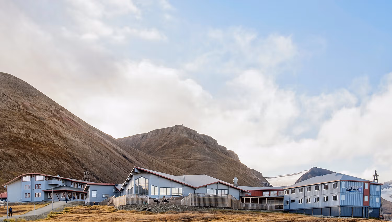 The hotel Radisson Blu Polar Hotel seen from the outside with mountains in the background
