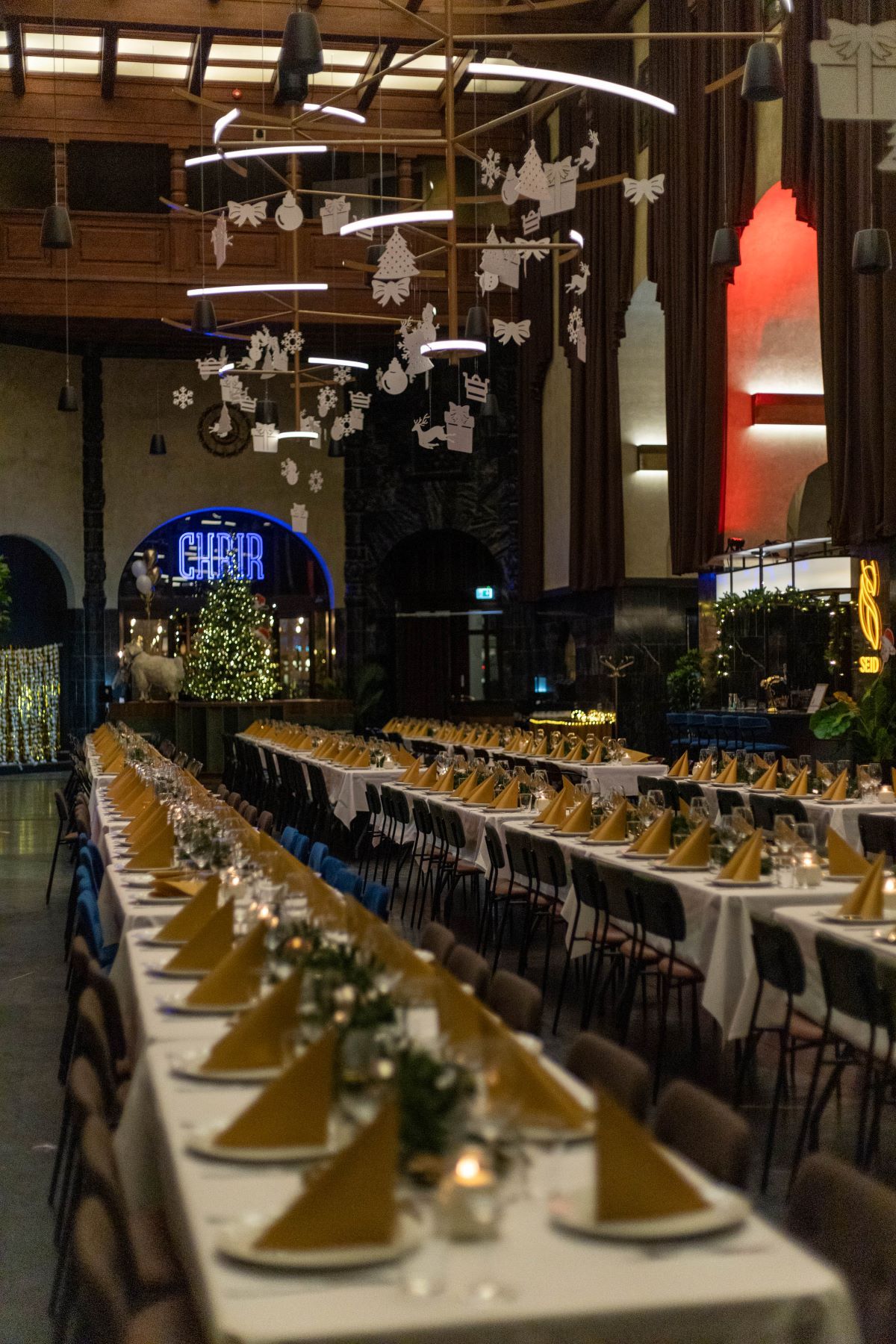 Langbord dekket til middag for mange