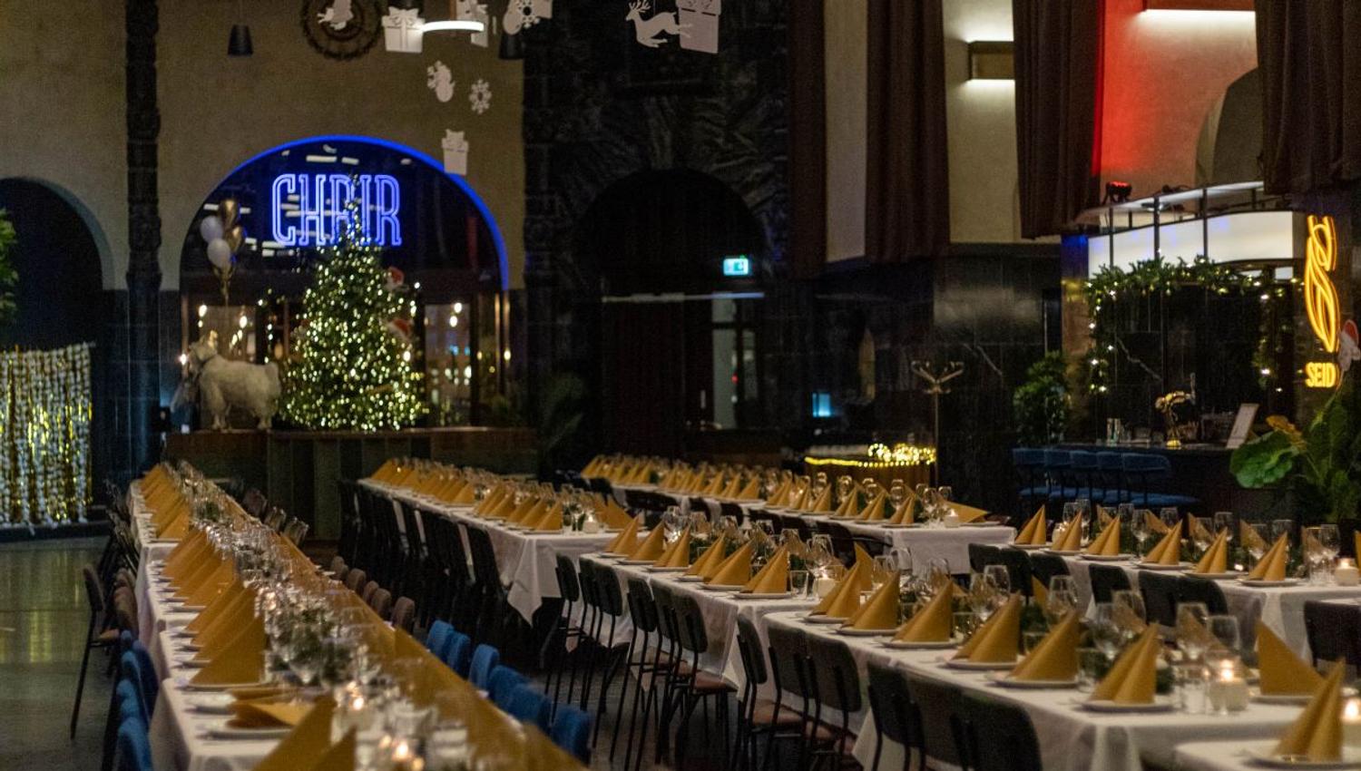 Langbord dekket til middag for mange