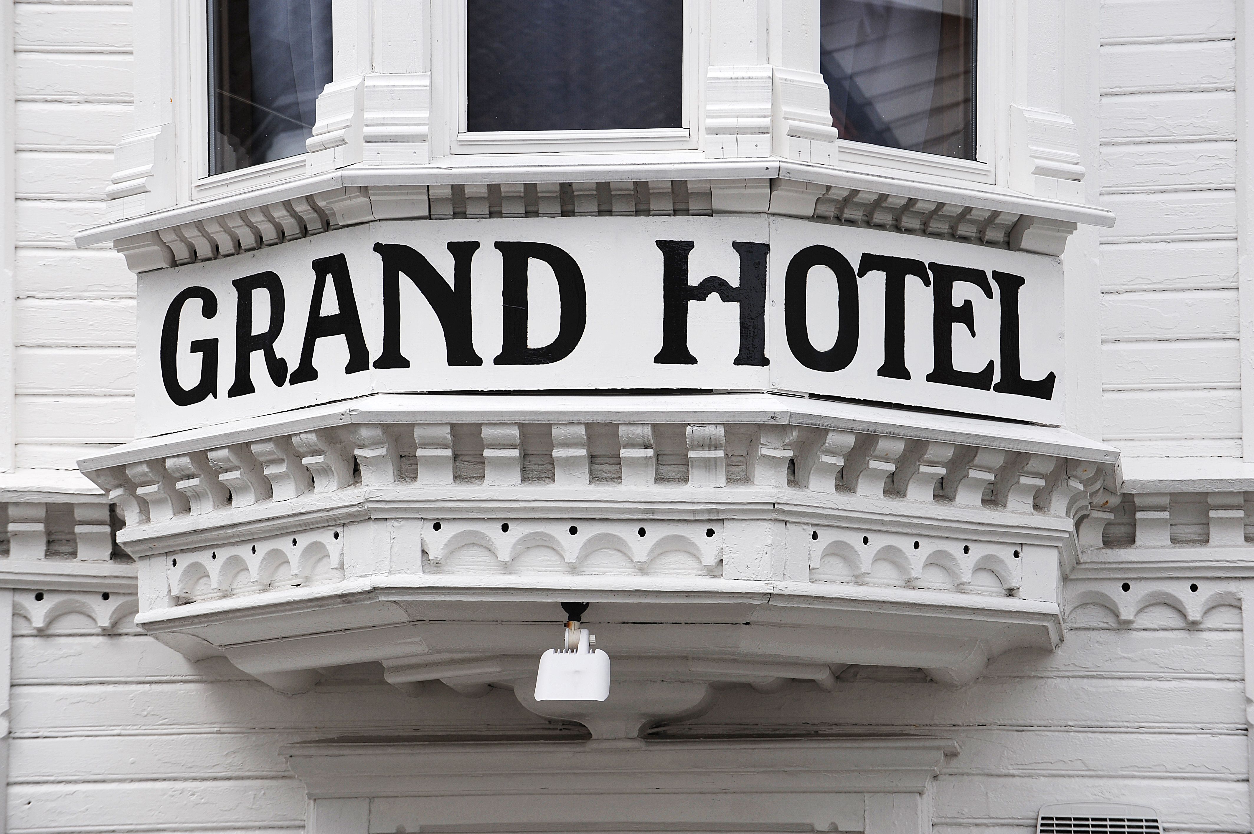 Skilt på fasade Grand Hotell Flekkefjord