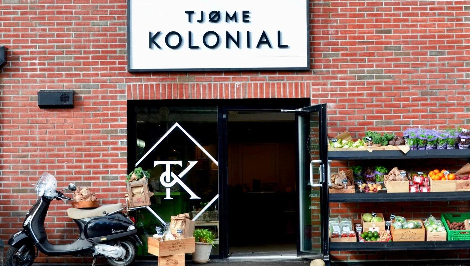 Tjøme Kolonial's entrance area with fruit and vegetables on the outside.
