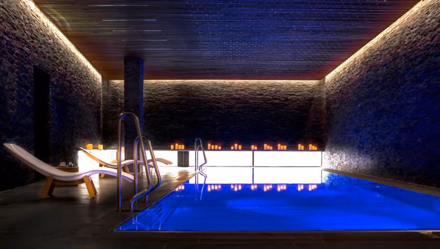basseng og stoler hos the thief spa