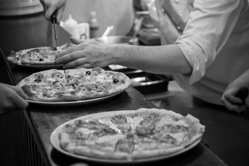 Pizzaer som blir laget.