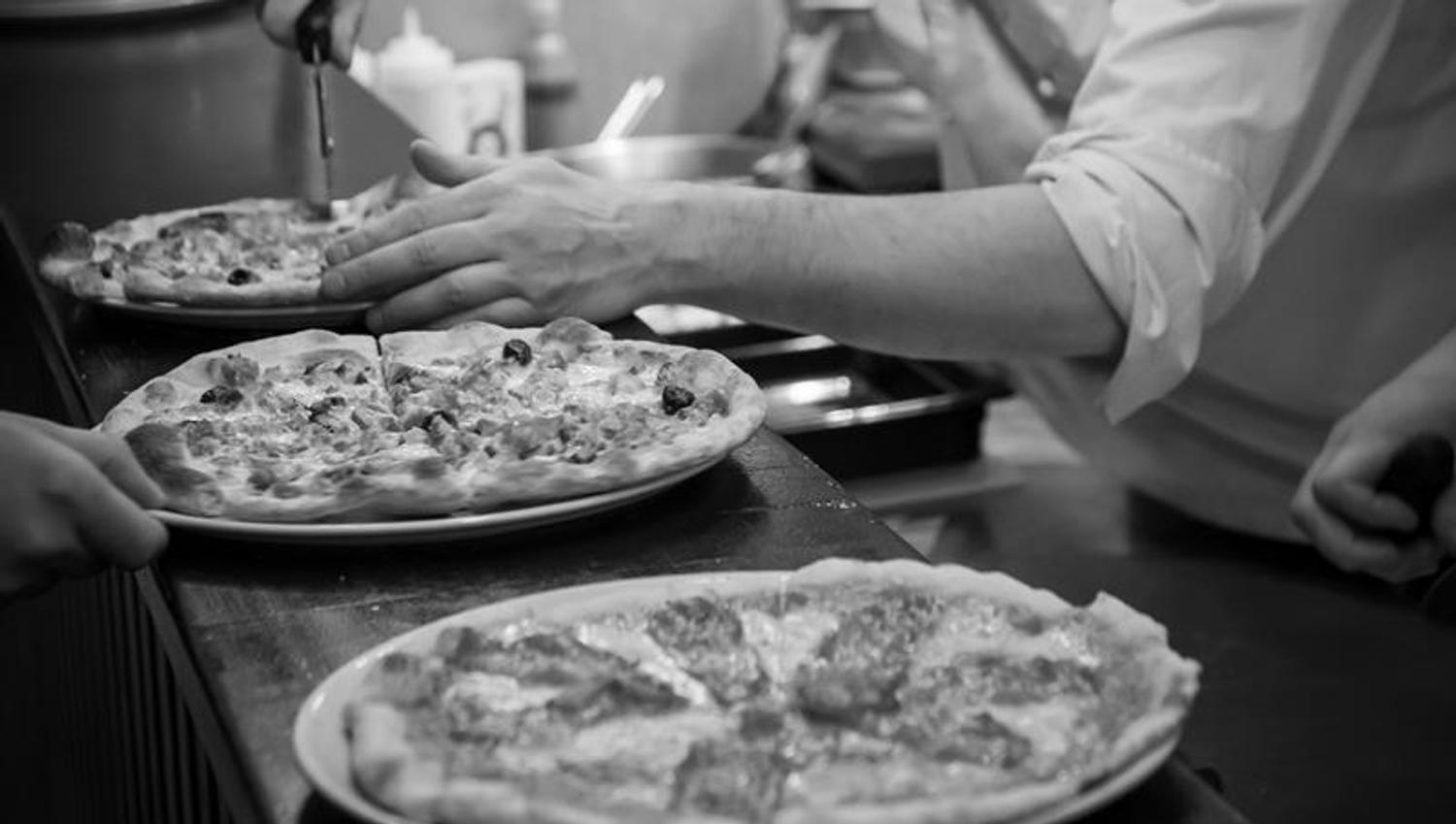 Pizzaer som blir laget.