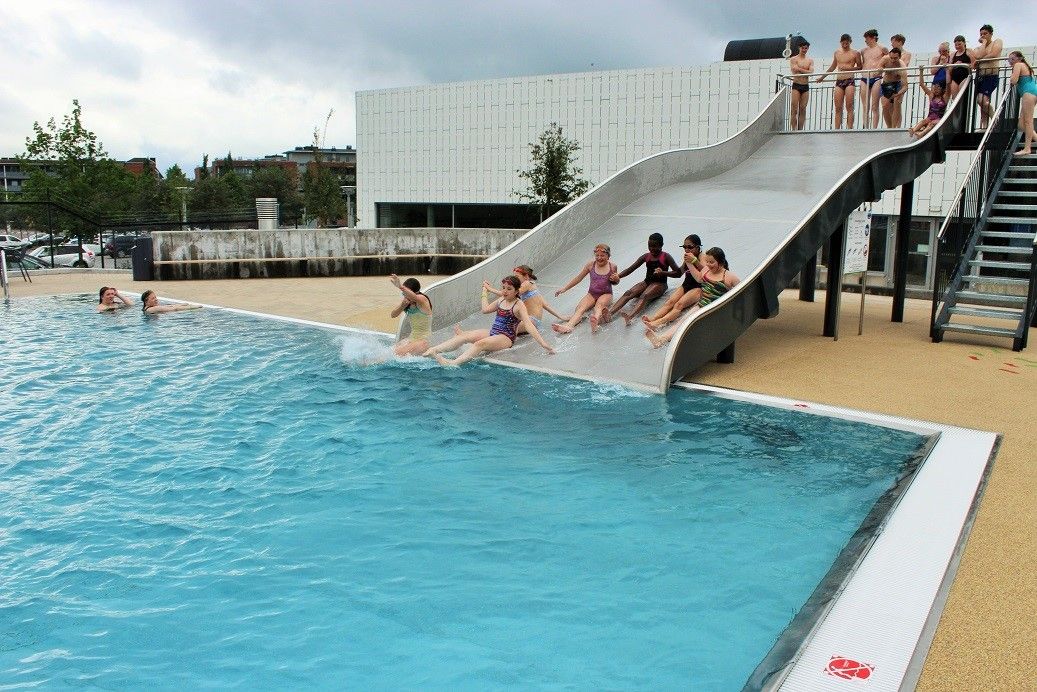 Many peaople taking the slide down