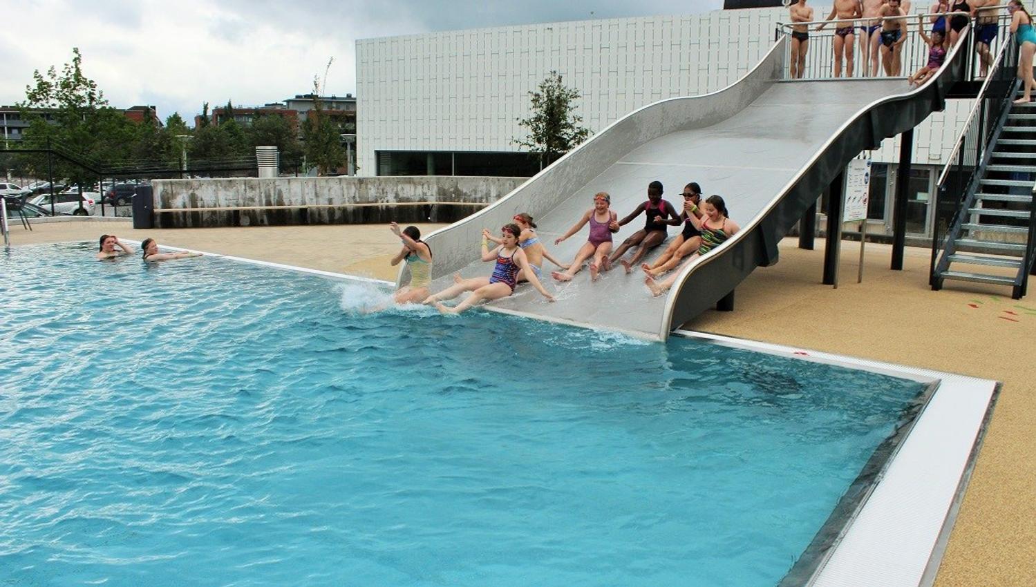 Many peaople taking the slide down