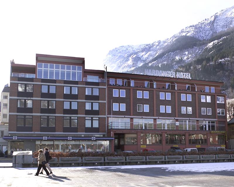 Hardanger Hotel in winter with snow-covered mountains in the background.
