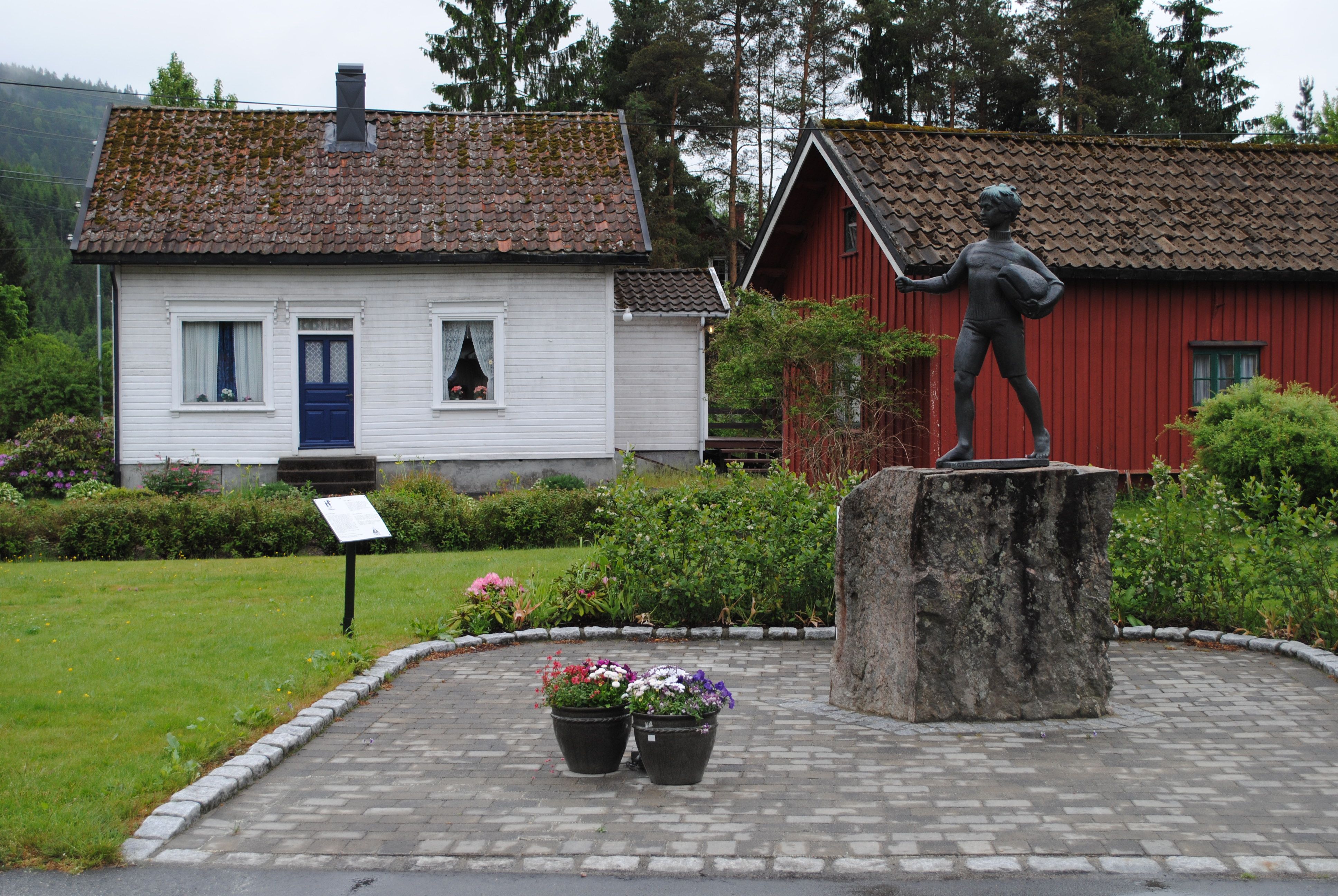 Barnevandrer statue på Konsmo