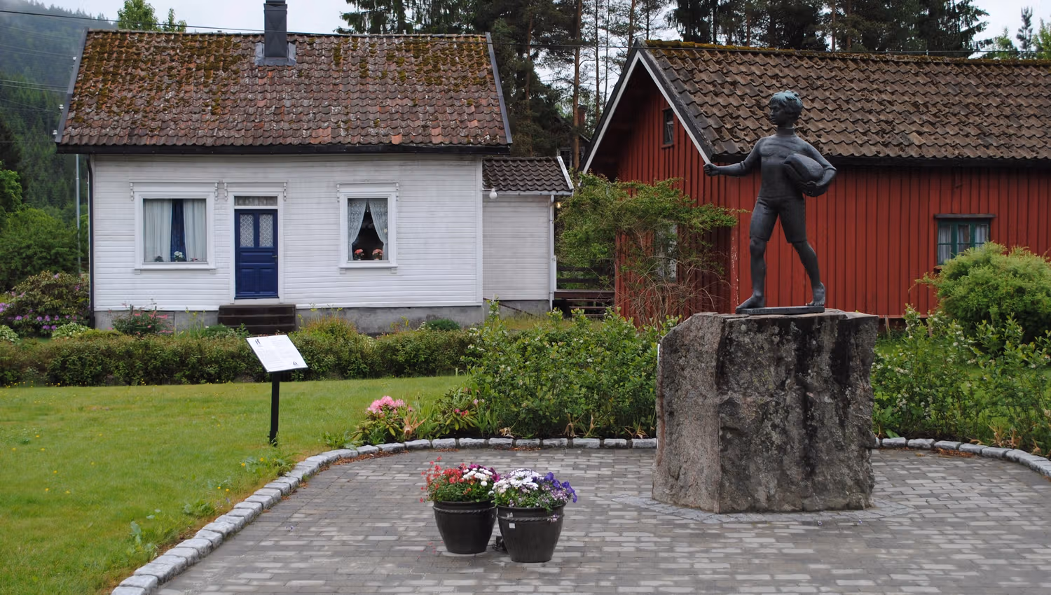 Barnevandrer statue på Konsmo