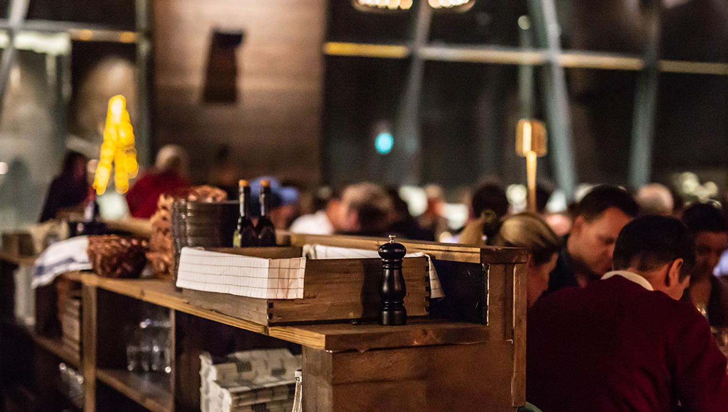 Stilig bardisk laget av gammel trehyller