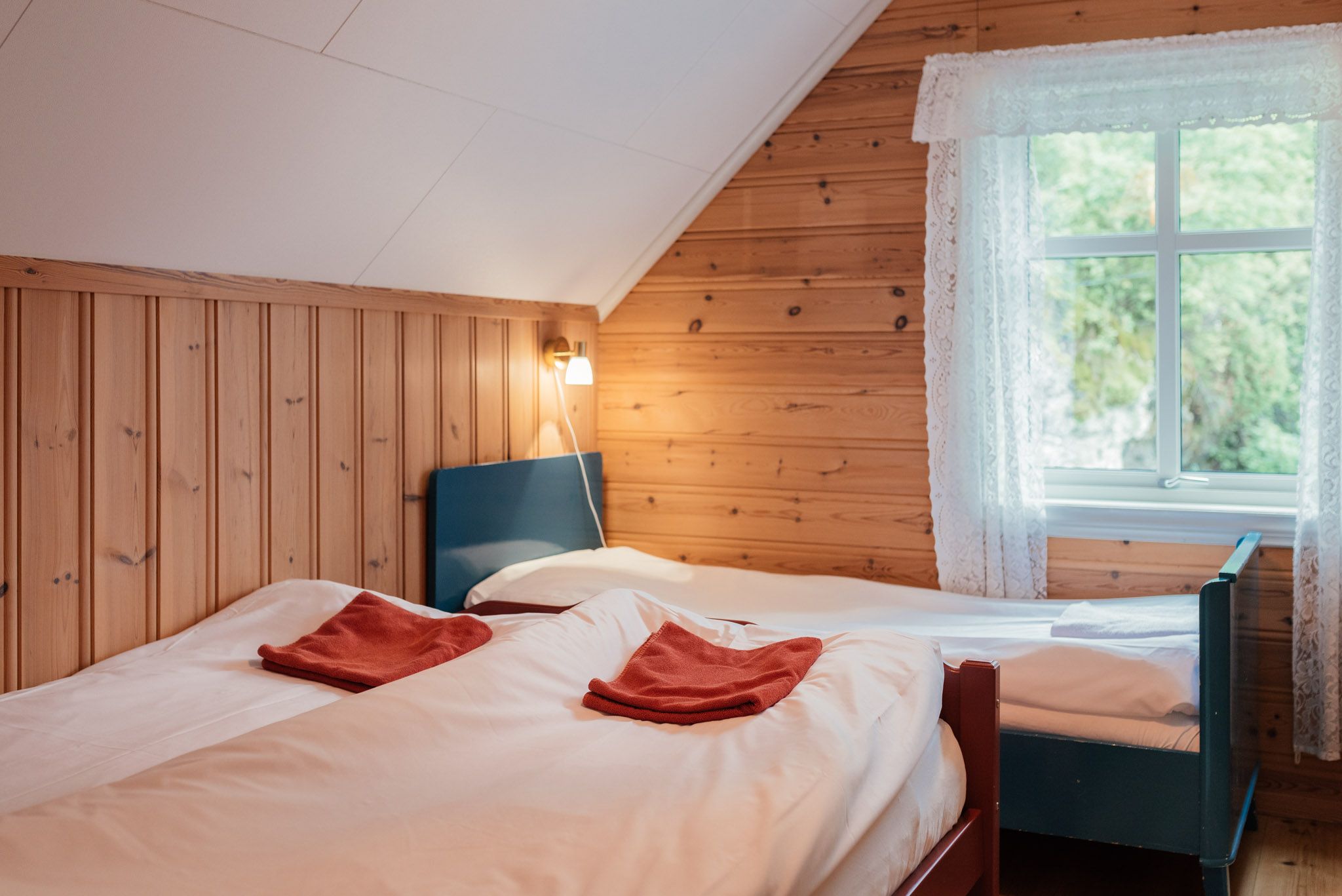 Family-friendly bedroom with multiple beds at Stana Farm – perfect for friends and families exploring Hardanger.