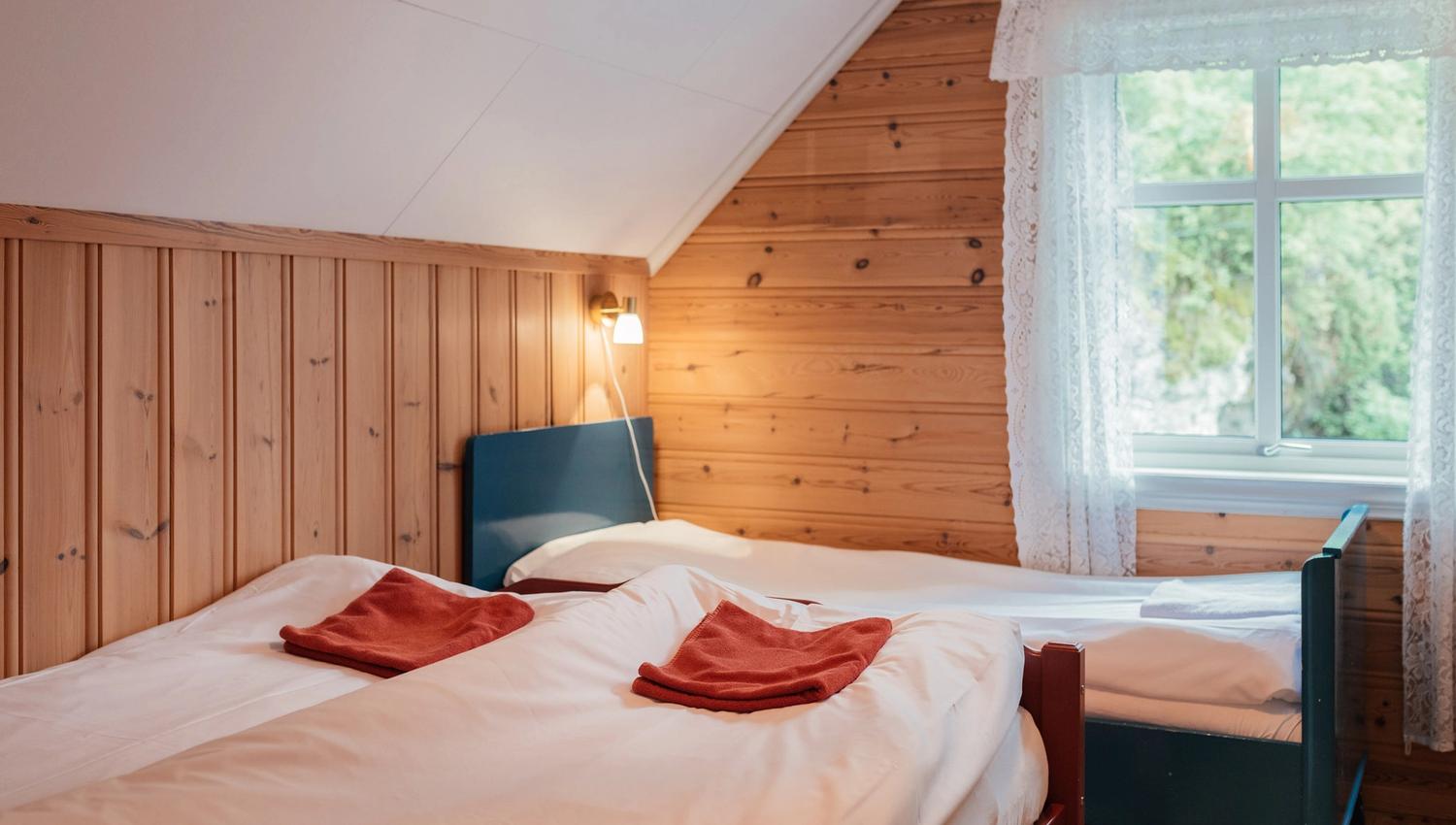 Family-friendly bedroom with multiple beds at Stana Farm – perfect for friends and families exploring Hardanger.