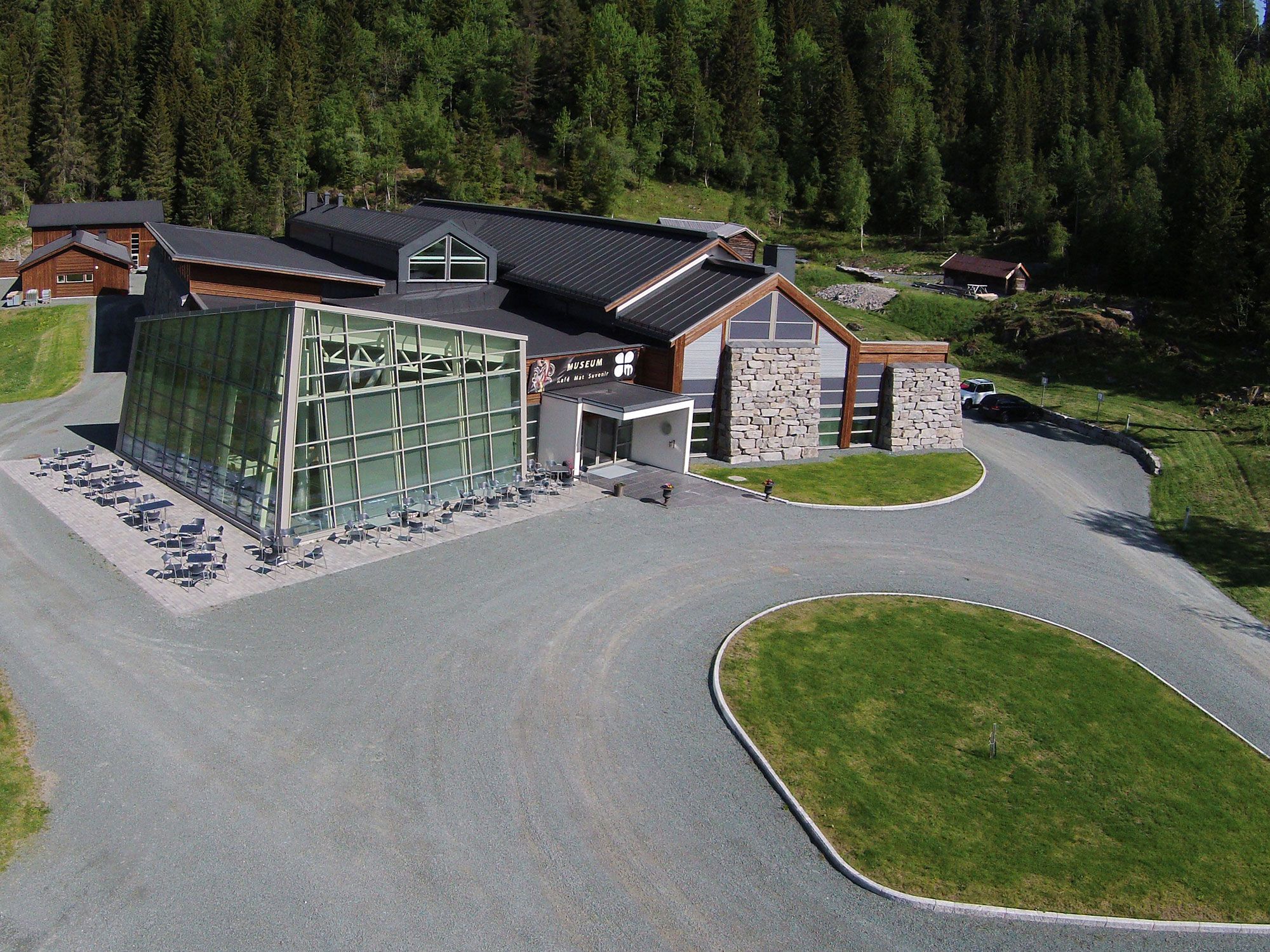 Museumsbygget i Eidsborg sett frå lufta då det var nytt.