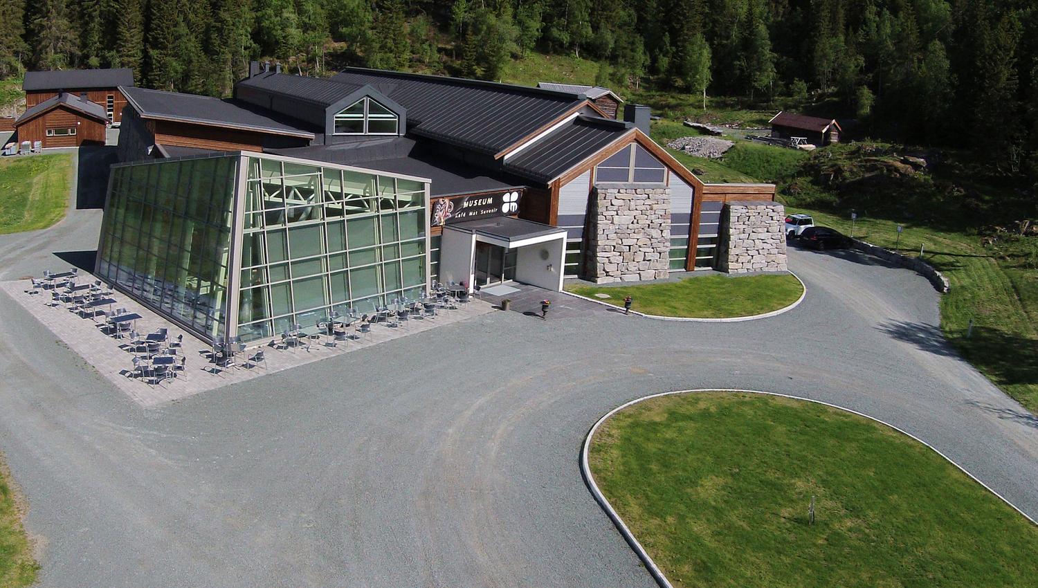 Museumsbygget i Eidsborg sett frå lufta då det var nytt.