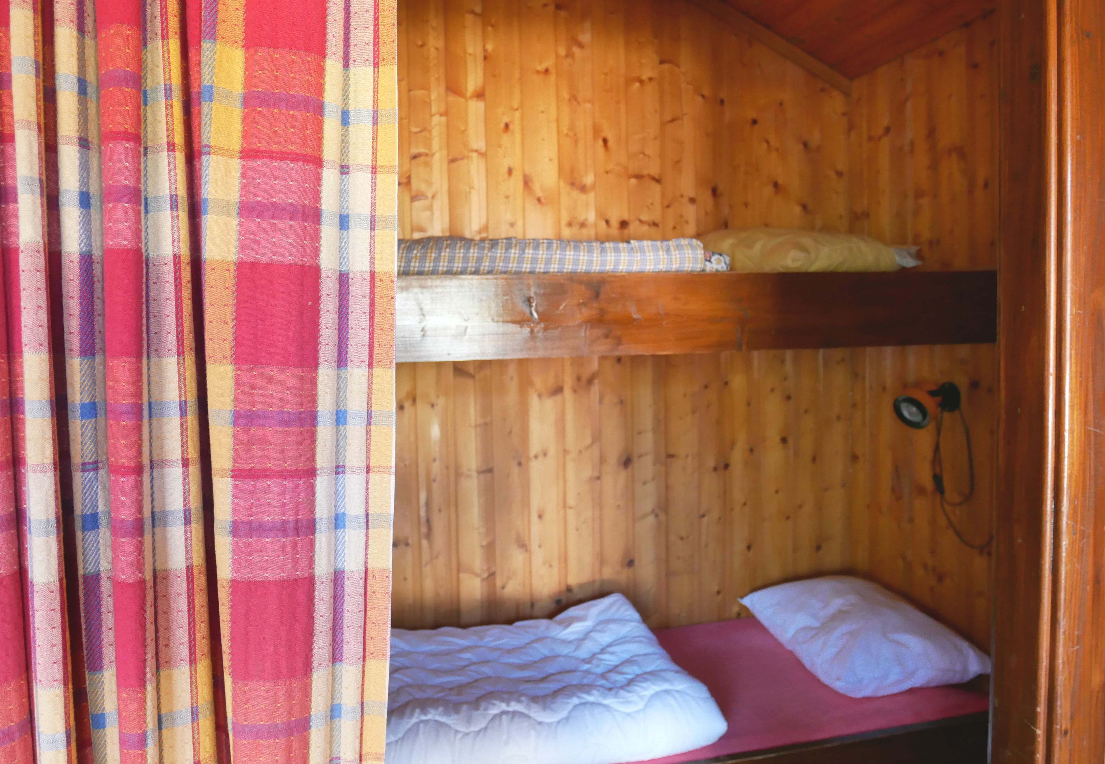 Sovealkove med køyeseng i hytta, for enkle og koselege overnattingar campinglivet.