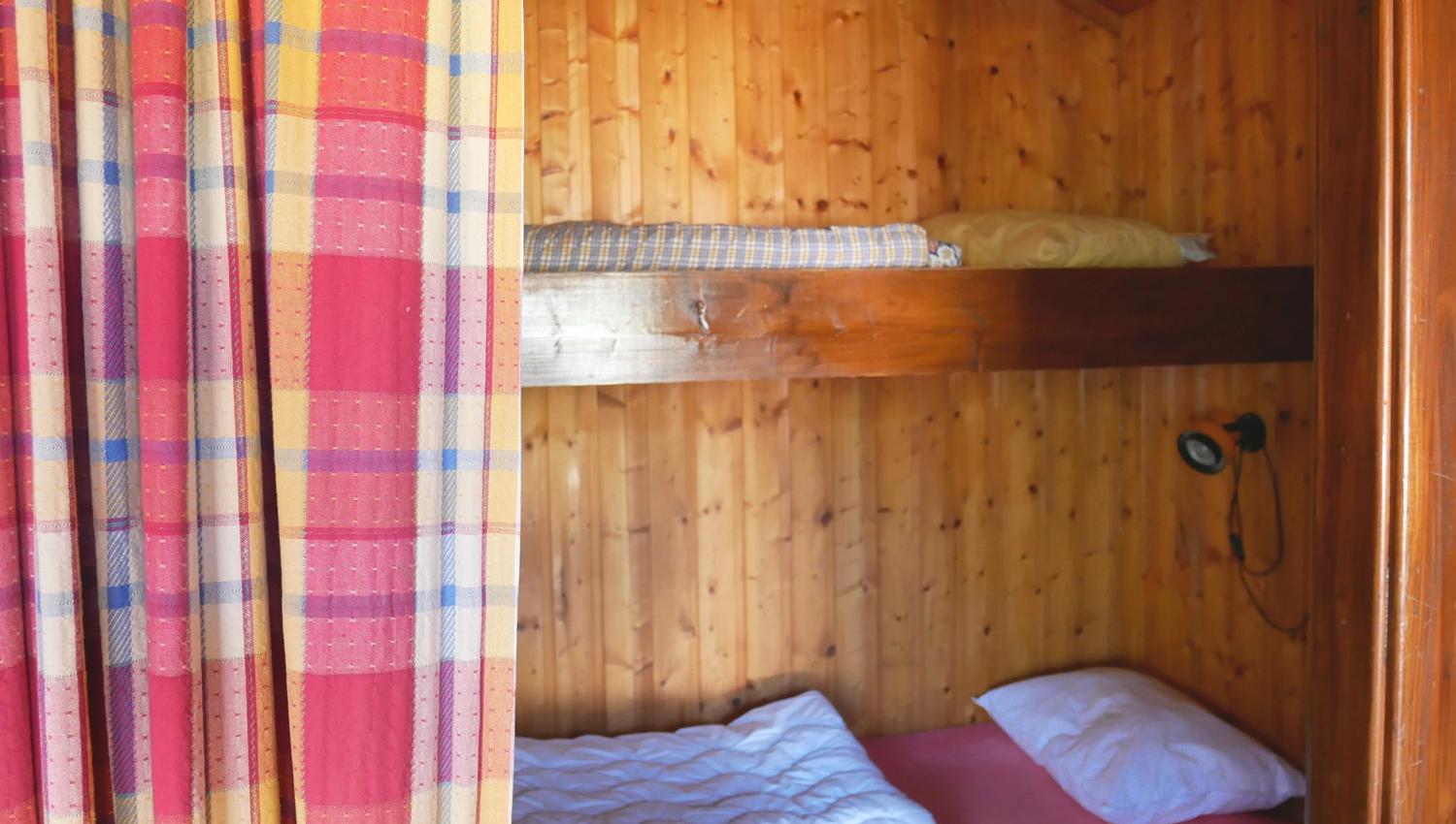 Sovealkove med køyeseng i hytta, for enkle og koselege overnattingar campinglivet.