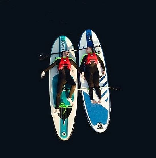 to mennesker som ligger på wakeboard å slapper av