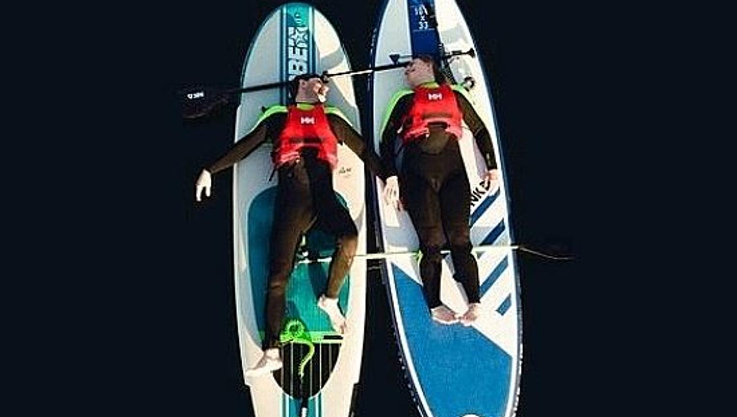 to mennesker som ligger på wakeboard å slapper av