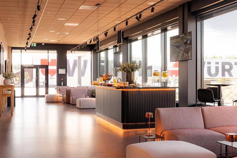 Oppholdsrom med servering og sitteplasser