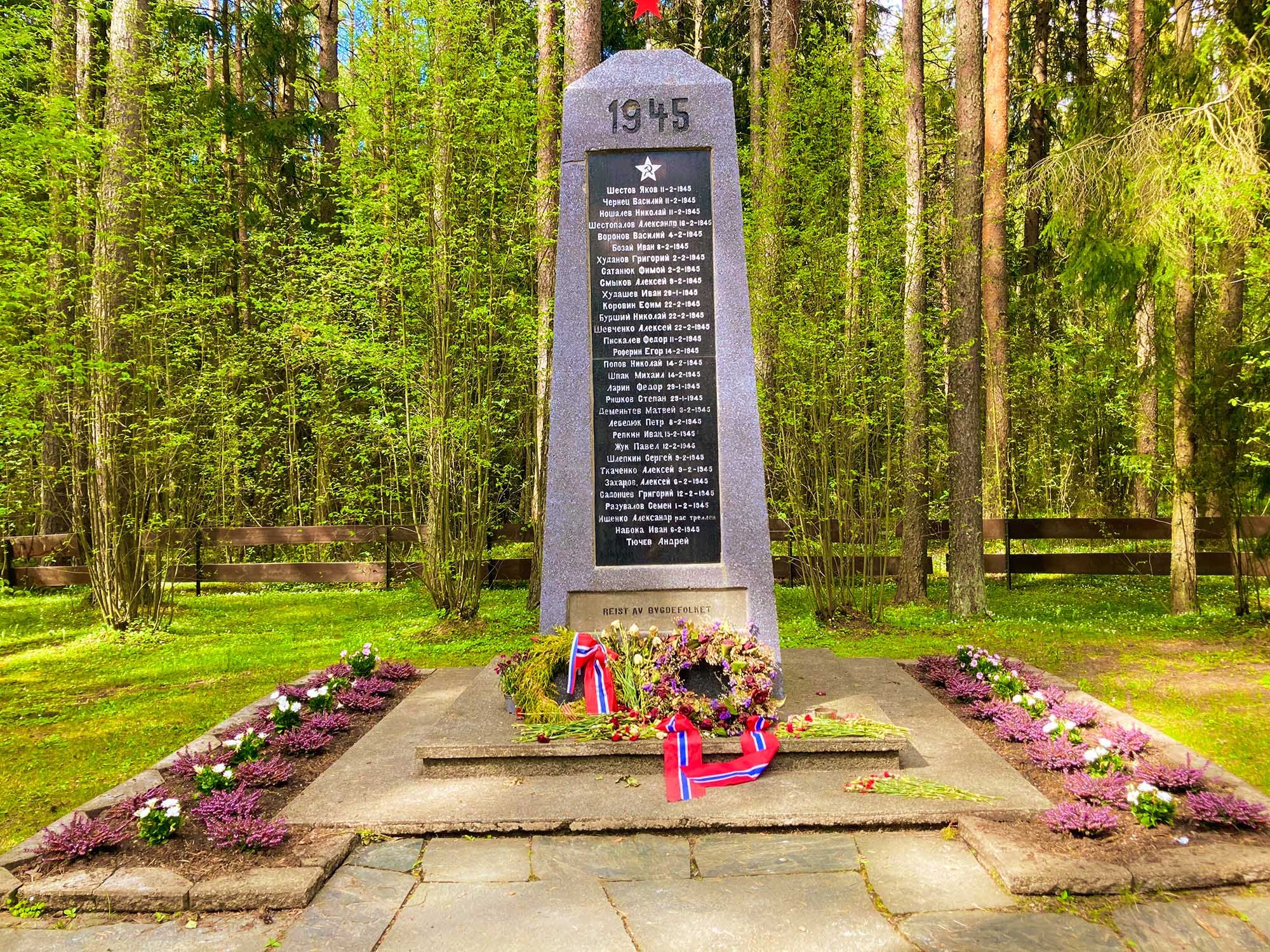 Krigskirkegården - russisk minnesmerke i furuskogen ved Aker i Verdal