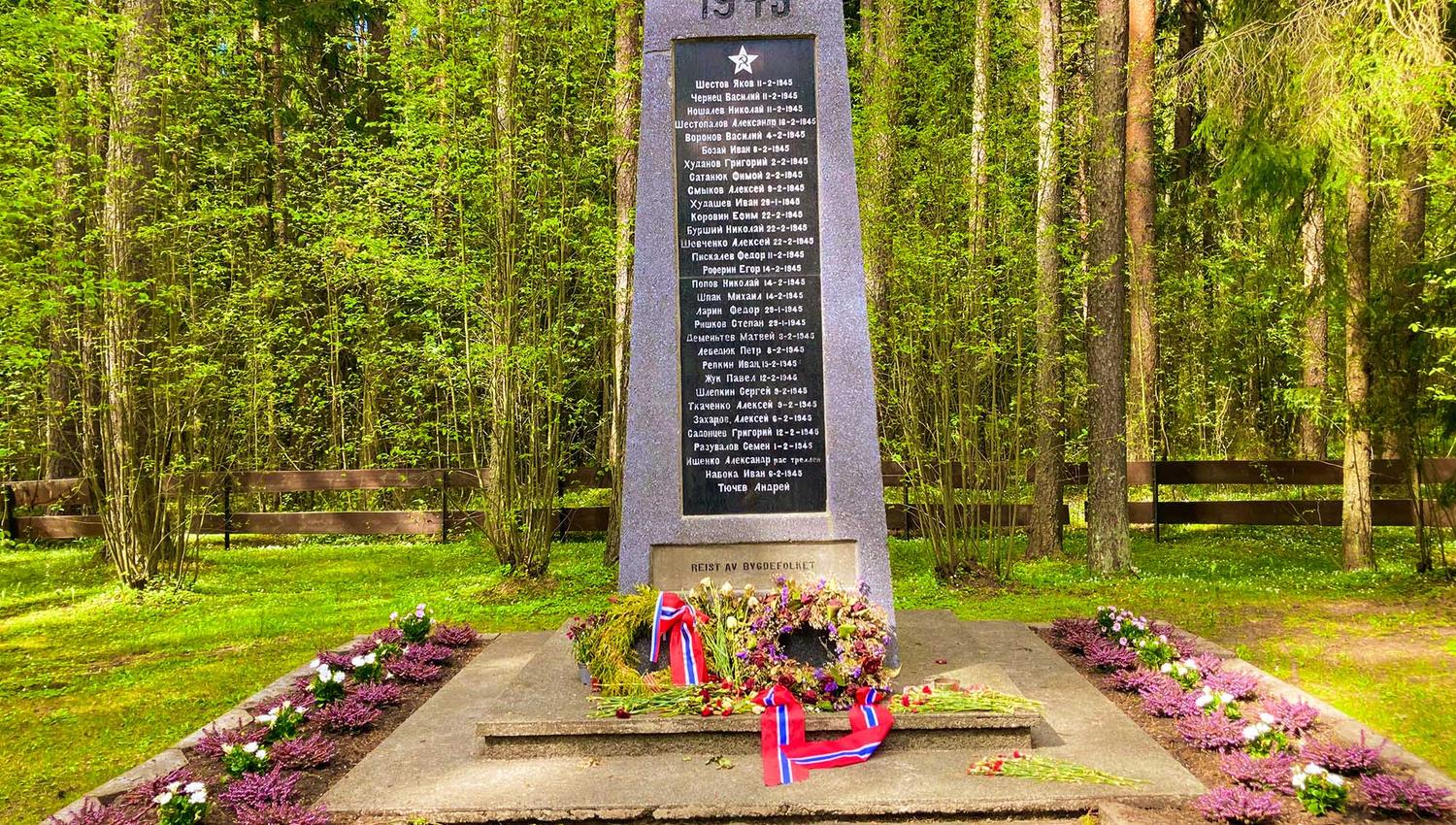 Krigskirkegården - russisk minnesmerke i furuskogen ved Aker i Verdal