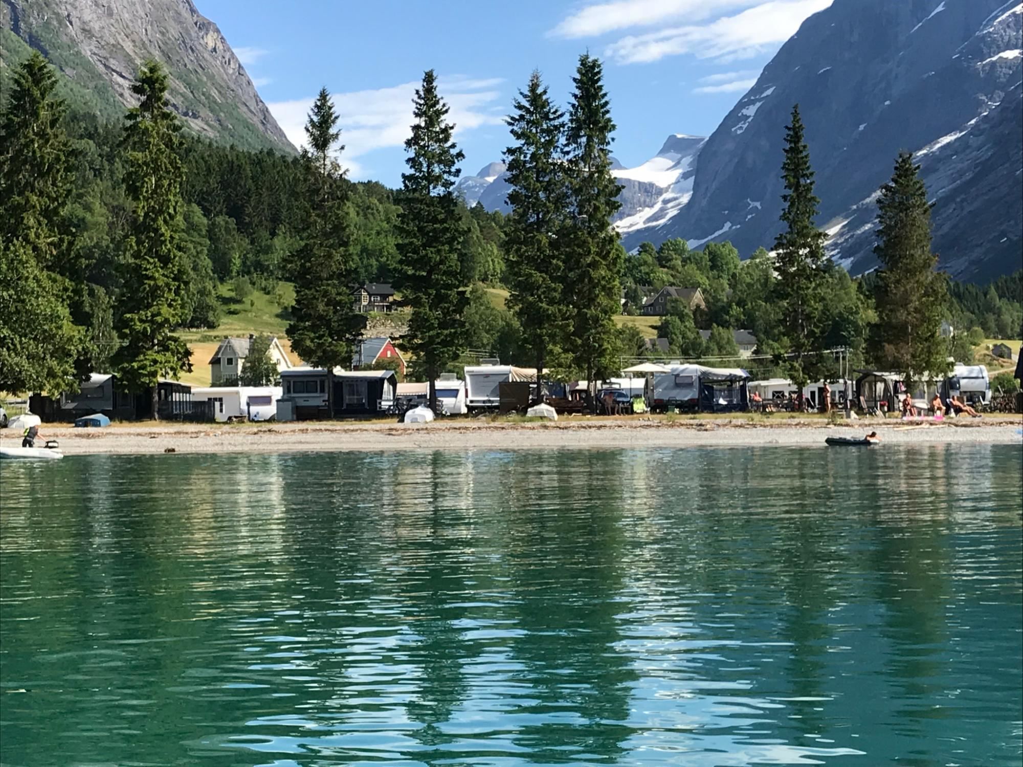 Grande Camping is beautifully located by Oppstrynsvatnet in Oppstryn in the Nordfjord region, with camping pitches for motorhomes, caravans and tents close to the lake.