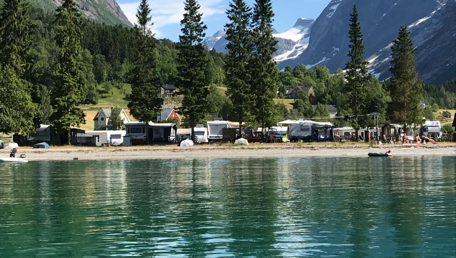 Grande Camping is beautifully located by Oppstrynsvatnet in Oppstryn in the Nordfjord region, with camping pitches for motorhomes, caravans and tents close to the lake.