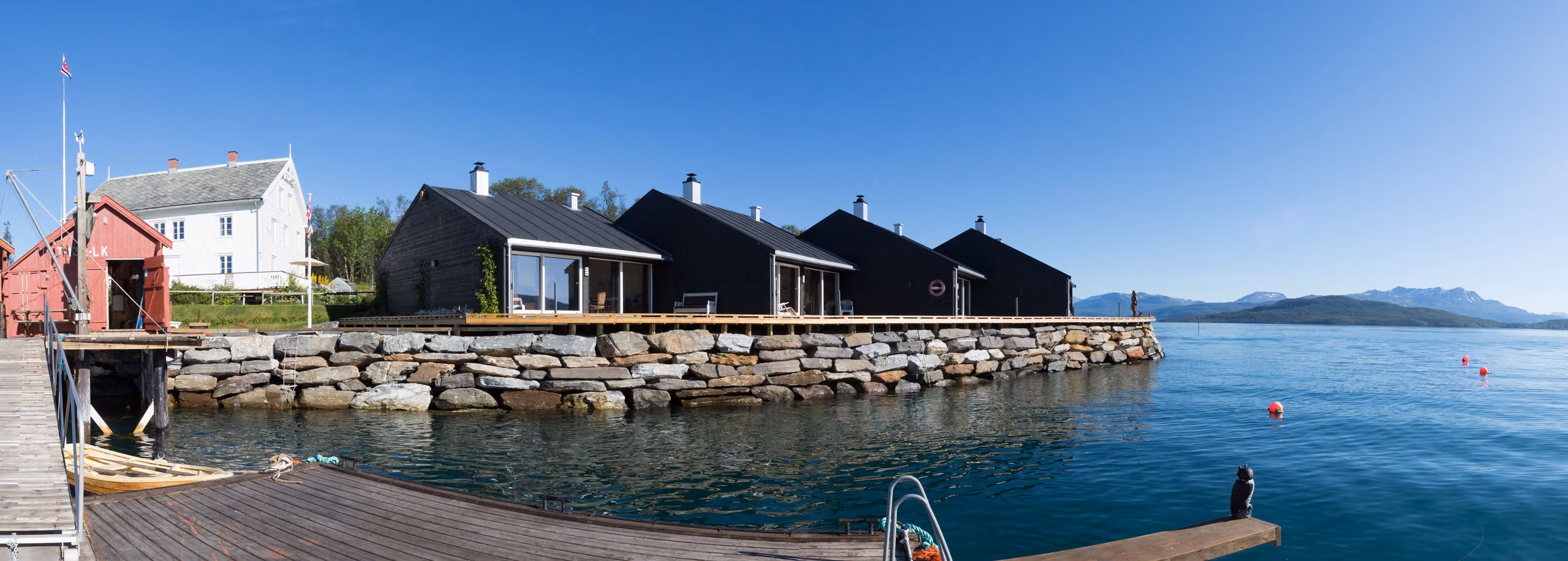 vakkert sommerbilde ved bryggekanten, utenfor Finsnes Gaard