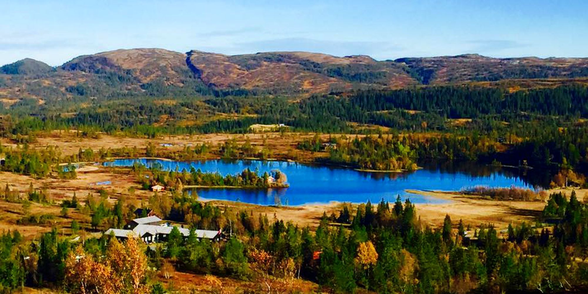 Levanger-Skallstuggu-Foto-Skallstuggu-utendørs-oversiktsbilde-Skallstuggu-og-Vulusjøen-2x1