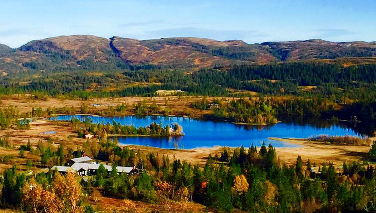 Levanger-Skallstuggu-Foto-Skallstuggu-utendørs-oversiktsbilde-Skallstuggu-og-Vulusjøen-2x1