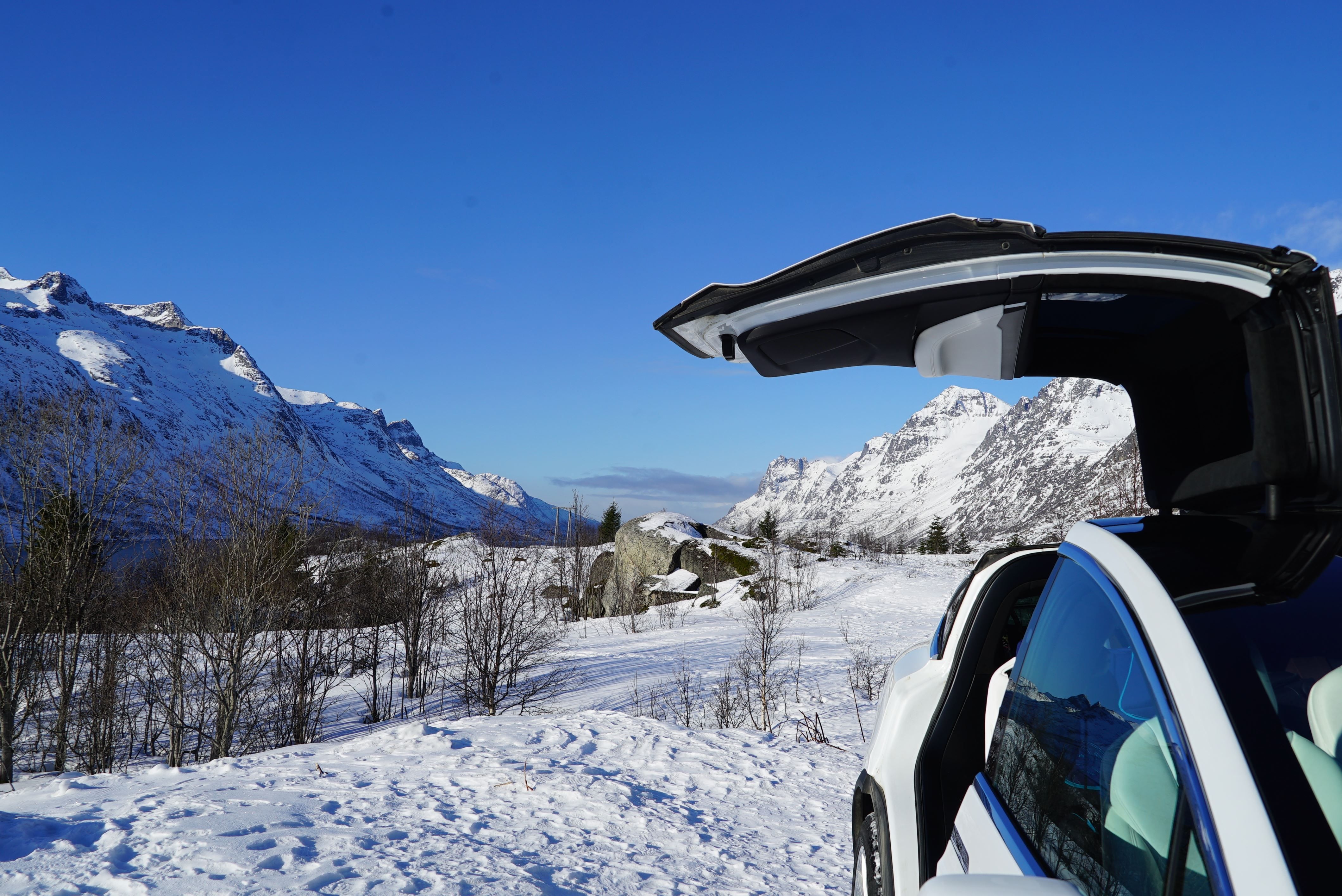 Tesla Model X i arktisk vinterlandskap