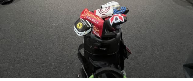 Et golfsett stående på bakken