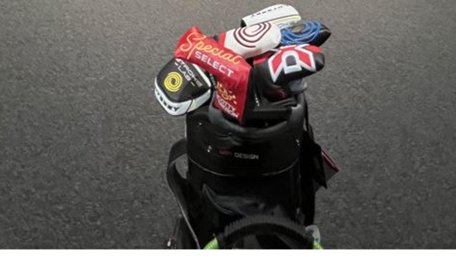Et golfsett stående på bakken