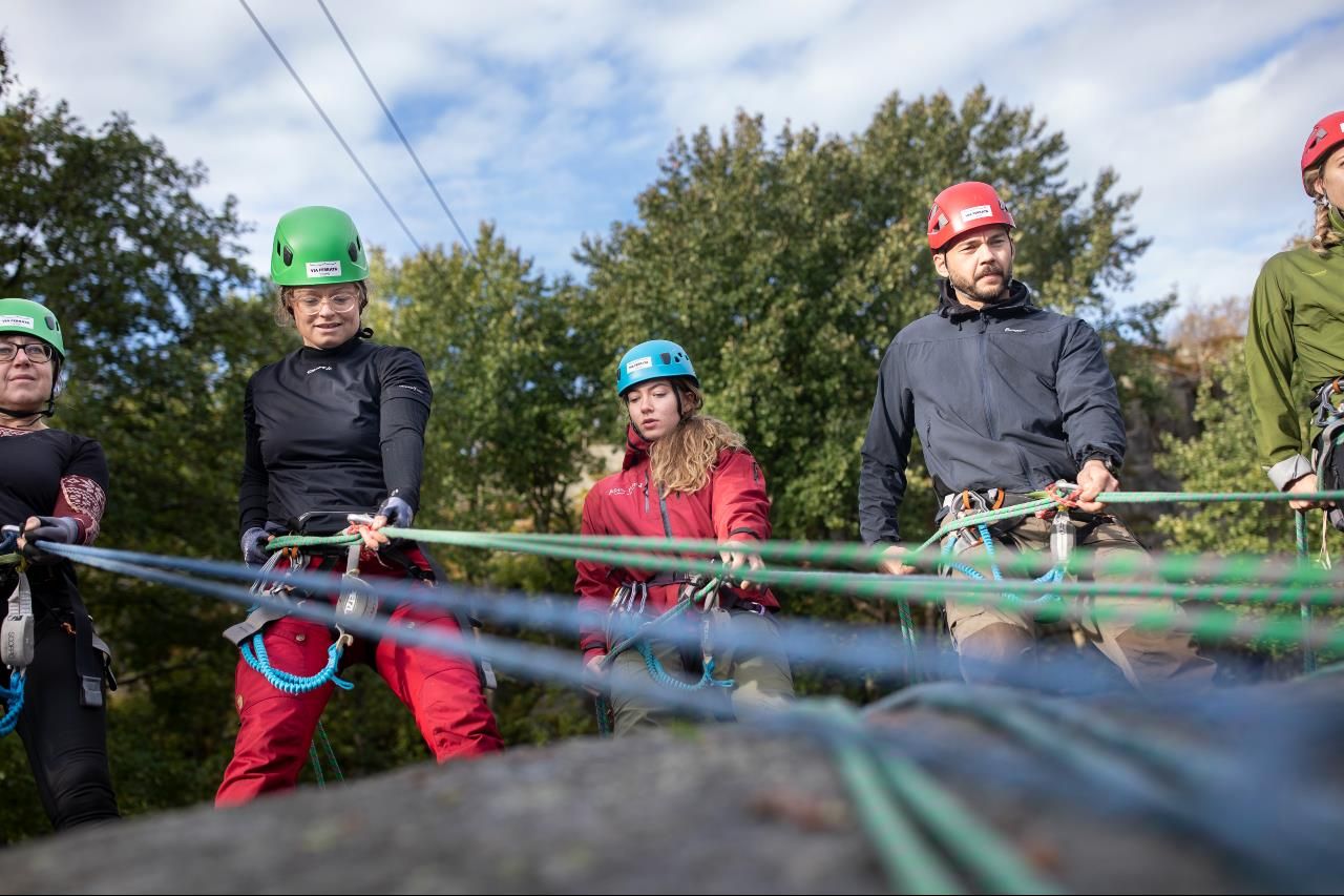 5 gjester rappellerer ned fjellet