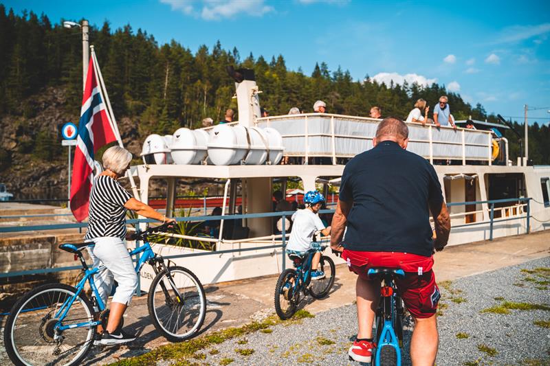 Boat and cyclists by the quay