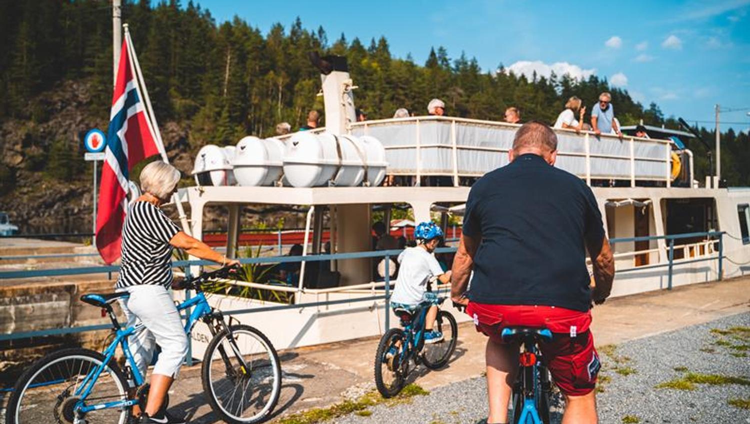 Boat and cyclists by the quay