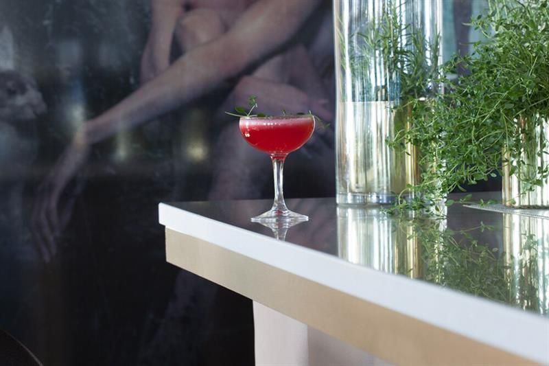 Rød drink i stettglass