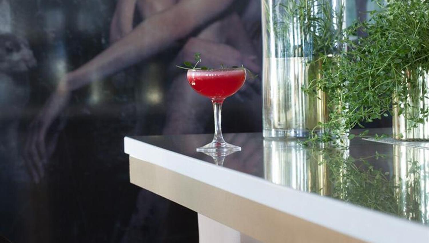 Rød drink i stettglass