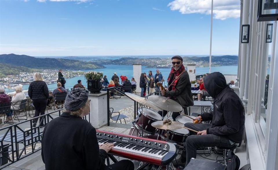 Stemningsfull livejazz med utsikt over Bergen fra uteserveringen til Fløirestauranten.