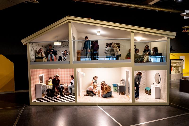 Detail of a life-size dollhouse with real people in the exhibition "Models and miniatures"