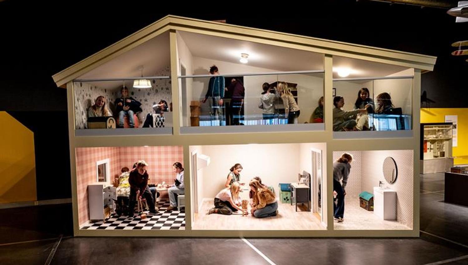 Detail of a life-size dollhouse with real people in the exhibition "Models and miniatures"