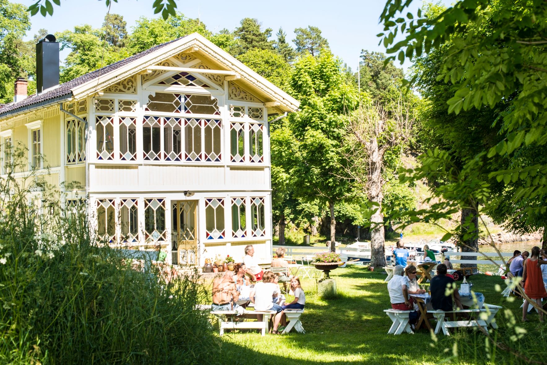 Uteservering i hagen på Furøya
