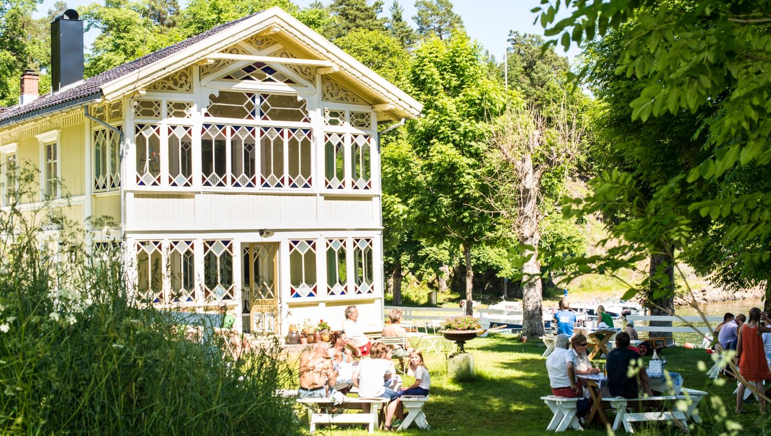 Uteservering i hagen på Furøya