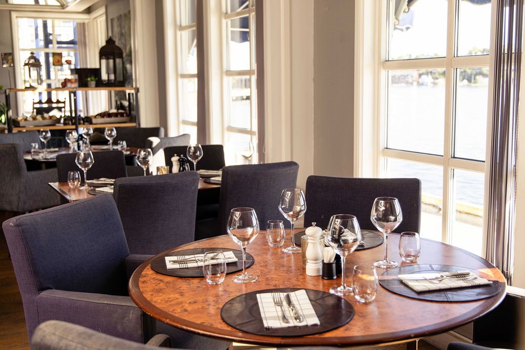 Dekket rundt bord i Tyholmen Restaurant i Arendal