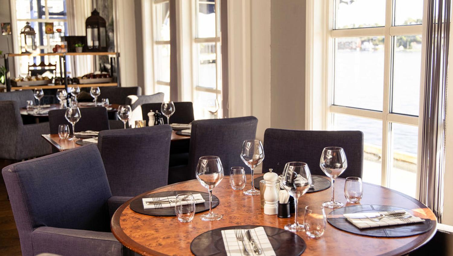 Dekket rundt bord i Tyholmen Restaurant i Arendal